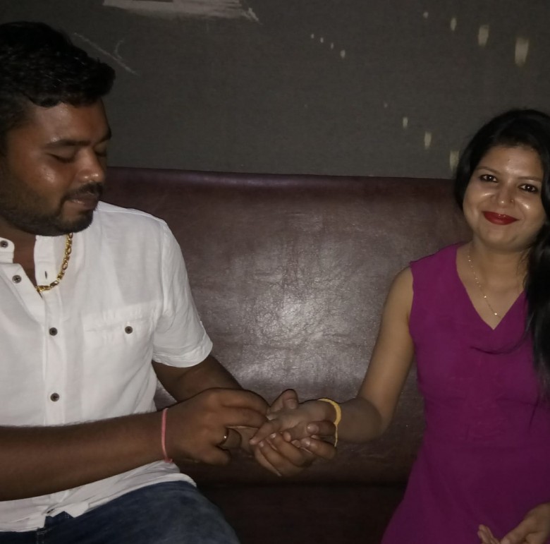 महिला आरक्षक की शादी 2018 में रोहित नीरज नाम के व्यक्ति से हुई थी.