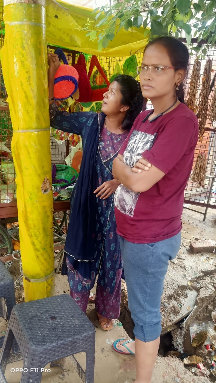 महिला आरक्षक वहां एक ठेले में पर्स और माला बेच रही थी.