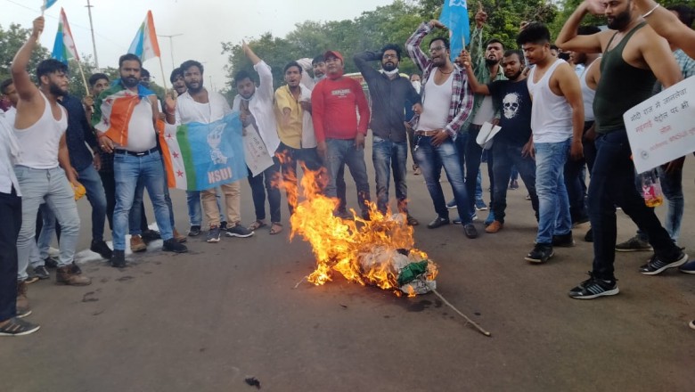 डीजल, पेट्रोल एवं  घरेलु  सिलेंडर की मूल्य वृद्धि को लेकर एनएसयूआई ने किया प्रधानमंत्री का पुतला दहन