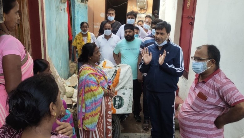 महापौर पार्षद के साथ सकरी गलियों में पैदल घूमकर लोगो की समस्याओ सुन रहे , लेकिन समस्याओं का निवारण समय पर निर्भर करता