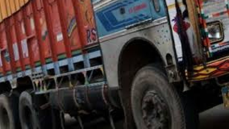 घर के आंगन में खेल रही बच्ची को ट्रक ने कुचला जाने पूरी घटना