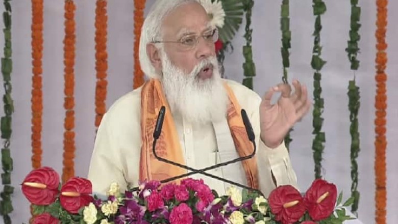 पीएम मोदी ने थपथपाई योगी की पीठ, कहा- जाने कारण !!