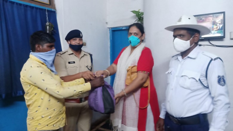 महिला द्वारा आटो में सामान भूलने पर आटो चालक ने सामान पहुँचाया सुपेला यातायात पुलिस विभाग में सामान मिलने पर महिला ने पुलिस एवं आटो चालक को दिया धन्यवाद