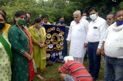 आयुर्वेदिक हॉस्पिटल परिसर में विधायक , महापौर ने लगाए क्लब के सदस्यों एवं डॉक्टरों के साथ छायदार पौधे  लायंस क्लब  पिनाकल