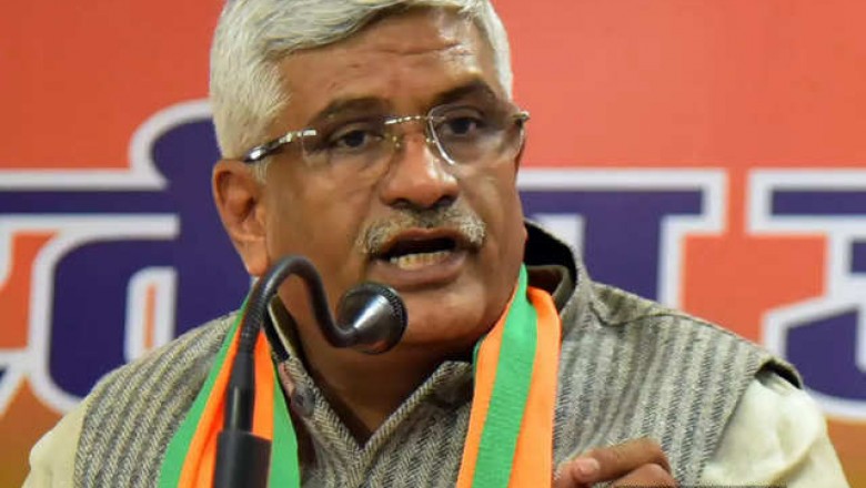 फोन टैपिंग मामले में सरकार ने चुप्पी तोड़ी, मंत्री के हाथ से कागज छीनकर फाड़ दिया !!