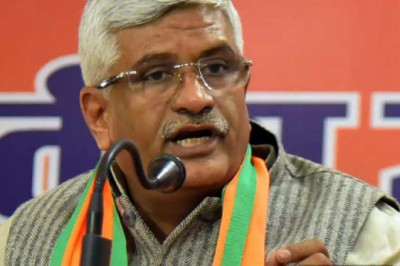 फोन टैपिंग मामले में सरकार ने चुप्पी तोड़ी, मंत्री के हाथ से कागज छीनकर फाड़ दिया !!