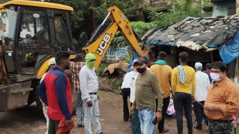 सड़क किनारे 15 दुकानो का अवैध कब्जा हटाया गया , दुकानें के अवैध कब्जा होने कारण यातायात व्यवस्था में हो रही थी बाधा            निगमदुर्ग