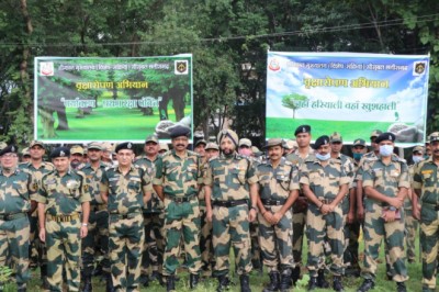 सीमा सुरक्षा बल ने तालपुरी एवं आसपास के इलाके में पौधे लगाकर पर्यावरण को स्वच्छ बनाने का संदेश दिया सीमा सुरक्षा बल