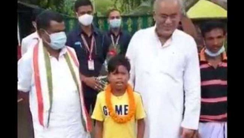 एक गाने से देश भर में छा जाने वाले सहदेव की देश भर में धूम,CM भूपेश ने भी की मुलाकात !!