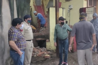 नाली क्षेत्र से निगम ने तोड़ा बाउंड्रीवाल: