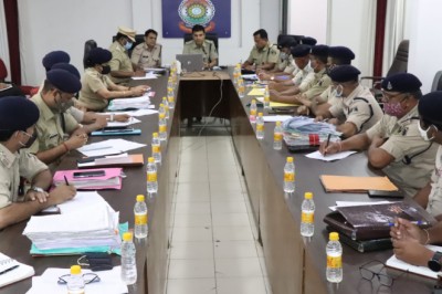 राज्य शासन के दिशा निर्देशो पर  पुलिस अधीक्षक दुर्ग  प्रशांत अग्रवाल के द्वारा अनियमित वित्तीय कपंनियो के खिलाफ दर्ज प्रकरणो की थानावार समीक्षा बैठक  दुर्ग पुलिस
