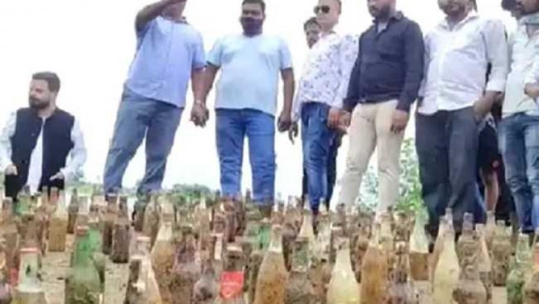 बलौदा बाजार में जमीन से गड़ी हुई मिली एक ट्रक शराब की मची लूट !!