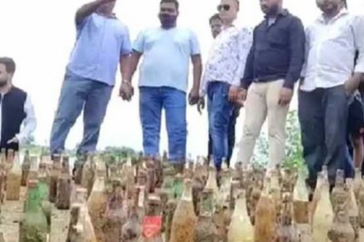बलौदा बाजार में जमीन से गड़ी हुई मिली एक ट्रक शराब की मची लूट !!