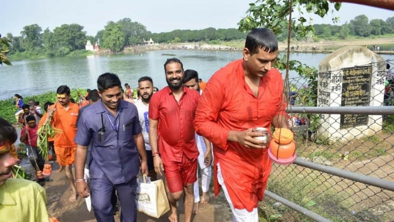 श्रावण मास के अंतिम सोमवार को विधायक देवेंद्र यादव ने किया भगवान शिव को जल अर्पित