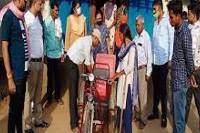 बालोद में दिव्यांग युवती को मिला सहारा, अब लाठी नहीं, ट्राइसाइकिल से सफर होगा तय