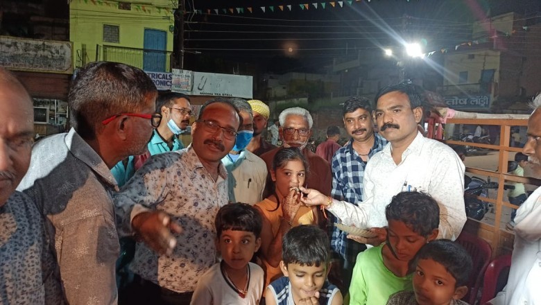 माननीय भूपेश बघेल जी मुख्यमंत्री के जन्मदिन के अवसर पर केक काटकर  खुशियां मनाते हुऐ  !!