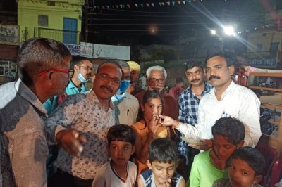 माननीय भूपेश बघेल जी मुख्यमंत्री के जन्मदिन के अवसर पर केक काटकर  खुशियां मनाते हुऐ  !!