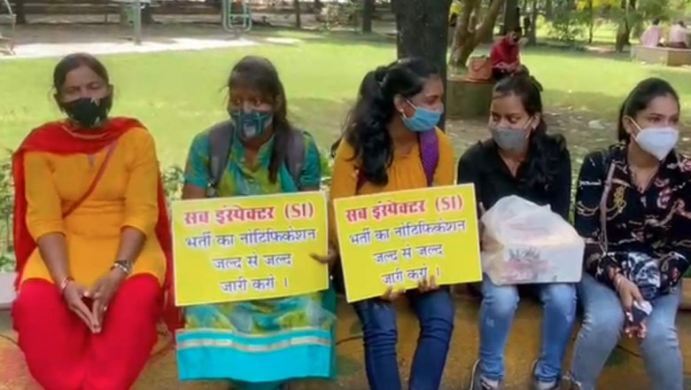 पुलिस विभाग में सब-इंस्पेक्टर पद पर भर्ती की मांग को लेकर प्रदेशभर के युवा रायपुर में जुटे किया जा रहा  विरोध-प्रदर्शन