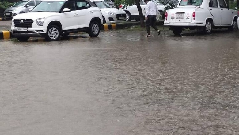नोएडा में भारी बारिश से सड़कें हुई जलमग्न, लोगों को झेलनी पड़ रही है परेशानी !!