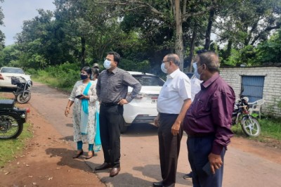 डेंगू मरीज से मिलने पहुंचे निगम आयुक्त डेंगू रोकथाम के लिए किए जा रहे कार्यों की ली जानकारी