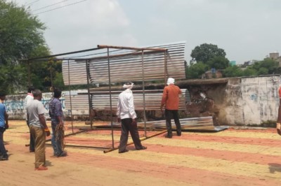 स्वच्छ स्थल देखकर व्यवसाय के उद्देश्य से अवैध रूप से लगाई गुमटी निगम ने किया बेदखल
