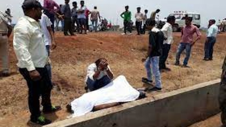 डंपर की टक्कर से बाइक सवार 6 साल के बच्चे सहित दंपती की जान गई, 2 साल की बेटी गंभीर; पत्नी-बच्चों को छोड़ने जा रहा था ससुराल