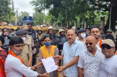 विहिप बजरंग दल द्वारा जिलाधीश को बहुसंख्यक हिंदू समाज के लिए मुक्तिधाम_बनाने_हेतु_10_एकड़_जमीन की मांग