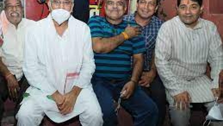 CM का जन कनेक्शन अभियान:ब्राह्मणपारा में दुकान के पाटे पर बैठे भूपेश बघेल..