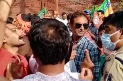 आबकारी  दफ्तर पहुंचकर BJP कार्यकर्ता बोले- चौराहों पर बैठकर शराब पी रहे लोग, नींद से जागिए; पुलिस के साथ हुई धक्का-मुक्की