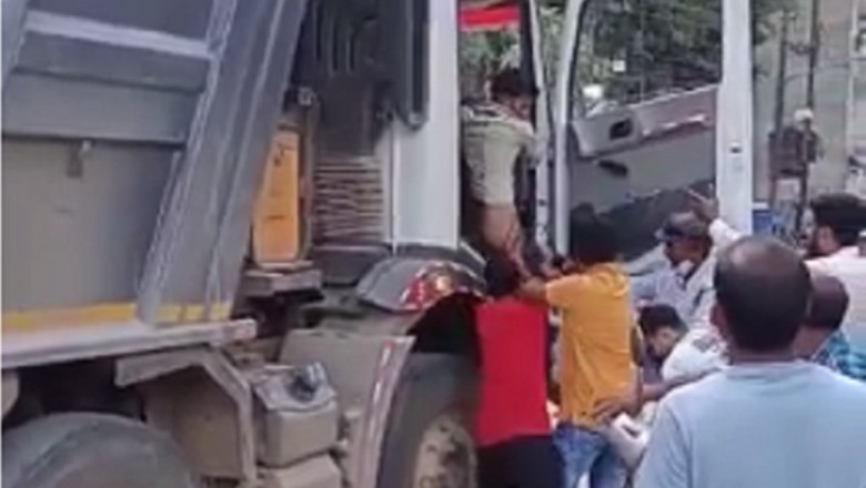 अंबिकापुर में हादसे का LIVE वीडियो:लापरवाही से ओवरटेक करने में लगी टक्कर, बाइक पर पीछे बैठी लड़की गिरी, ट्रक ने कुचला; लोगों ने ड्राइवर को पीटा