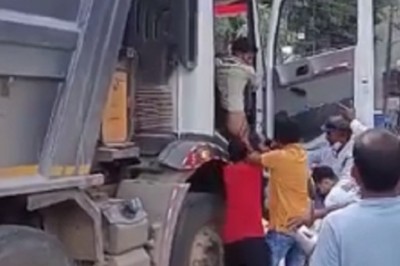 अंबिकापुर में हादसे का LIVE वीडियो:लापरवाही से ओवरटेक करने में लगी टक्कर, बाइक पर पीछे बैठी लड़की गिरी, ट्रक ने कुचला; लोगों ने ड्राइवर को पीटा