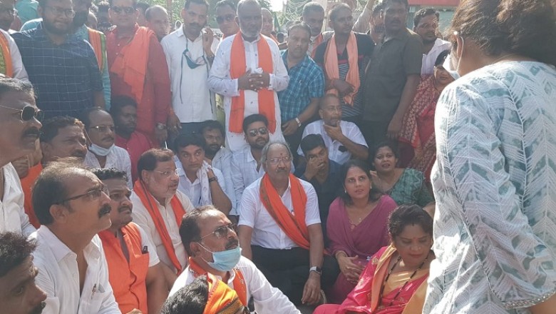 CM आवास घेरने निकले सांसद-विधायक गिरफ्तार:बैरिकेडिंग तोड़ते हुए आगे बढ़े पूर्व मंत्री बृजमोहन अग्रवाल, बोले- धर्मांतरण नहीं रुका तो इस सरकार का हवा पानी गोल कर देंगे