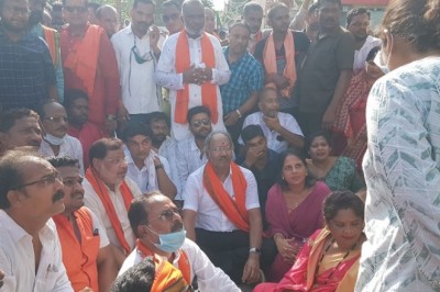 CM आवास घेरने निकले सांसद-विधायक गिरफ्तार:बैरिकेडिंग तोड़ते हुए आगे बढ़े पूर्व मंत्री बृजमोहन अग्रवाल, बोले- धर्मांतरण नहीं रुका तो इस सरकार का हवा पानी गोल कर देंगे