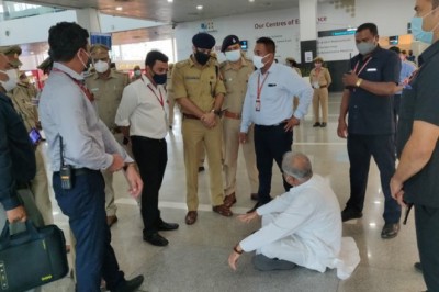 एयरपोर्ट में धरने पर बैठे CM भूपेश बघेल