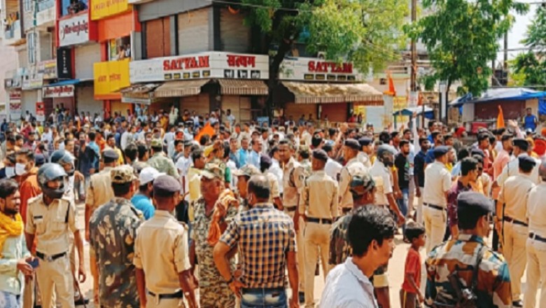 कवर्धा में पथराव-लाठीचार्ज, कर्फ्यू लगा:घरों के बाहर रखीं कारों को तोड़ा, कवर्धा-जबलपुर नेशनल हाईवे पर जाम लगाकर हंगामा किया; हेल्पलाइन नंबर जारी