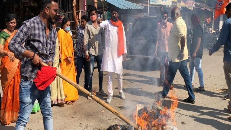 CM का जलता पुतला हाथों में लेकर दौड़े भाजपाई:पीछे कंबल और पानी की बाल्टी लेकर पुलिस भागी, कवर्धा में भड़क रही हिंसा के विरोध में फूटा BJP का गुस्सा