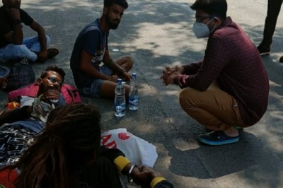 रोक के बावजूद मां दंतेश्वरी मंदिर पहुंचे श्रद्धालु:घुटनों के बल और पैदल पहुंचे भक्त खाना और पानी के लिए तरसे, सूचना पर कलेक्टर पानी की बोतल लेकर आए