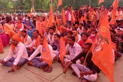 भगवाध्वज के अपमान और पक्षपातपूर्ण कार्यवाही से आक्रोशित हिंदू समाज ने सैकड़ों की संख्या में धरना प्रदर्शन में शामिल होकर जताया आक्रोश :: ज्ञापन के माध्यम से रखी अपनी मांगै