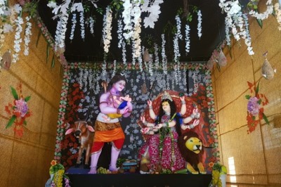 रायपुर के केदारनाथ धाम :फ्लैक्स के 2000 टुकड़ों को जोड़कर युवाओं ने तैयार किया पंडाल, अंदर मां दुर्गा के साथ भगवान शिव विराजमान