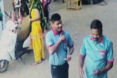पेट्रोल पंप में चल रही खुलेआम लूट:महिला बोली-400 रुपए का पेट्रोल डलवाया था, डाला गया सिर्फ 50 का, CCTV में जेब में नोट डालते दिखा कर्मचारी; ASP से शिकायत