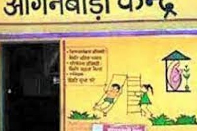 आंगनबाड़ी केंद्र में 2 घंटे बंद रही मासूम:दुर्ग में कार्यकर्ता-सहायिका ताला लगाकर चली गईं, रोते-रोते बेसुध हुई 3 साल की बच्ची; दोनों को नोटिस