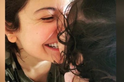 सोशल मीडिया पर वायरल फोटो:दुर्गा अष्टमी पर अनुष्का शर्मा ने शेयर की 9 महीने की बेटी वामिका के साथ फोटो, लिखा-'तुम मुझे हर दिन साहसी बनाती हो'
