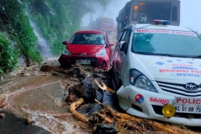 केरल :हालात बिगड़ने के बाद नेवी ने संभाला मोर्चा, 5 जिलों में बाढ़ जैसे हालात
