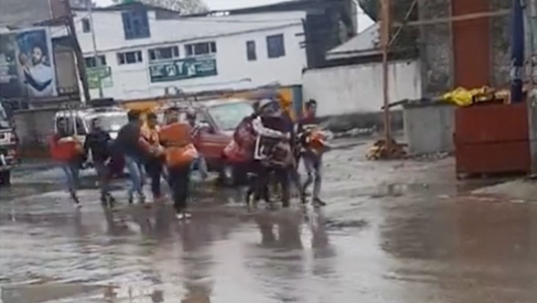 जम्मू-कश्मीर -: गैर-कश्मीरियों पर आतंकी हमलों के बाद बदला माहौल, मजदूरों ने बताया वहां हालात डरावने