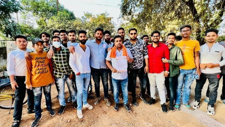भाजयुमो ने जोन कार्यालय घेरा;युवक के तालाब में डूबने पर आक्रोश कहा- निगम की लापरवाही से मौत, सफाई नहीं होने से जलकुंभी में फंसा