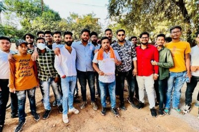 भाजयुमो ने जोन कार्यालय घेरा;युवक के तालाब में डूबने पर आक्रोश कहा- निगम की लापरवाही से मौत, सफाई नहीं होने से जलकुंभी में फंसा
