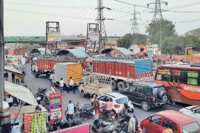 मार्केट में पार्किंग, निरीक्षण करेगी टीम:सभी मार्केट में पार्किंग, ट्रैफिक बनाने आज निकलेगी टीमट्रैफिक बनाने आज निकलेगी टीम