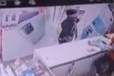 बदमाश ने नकली पिस्टल दिखाकर दी जान से मारने की धमकी, दुकानदार को पता चला तो पैसे छीनकर भागा