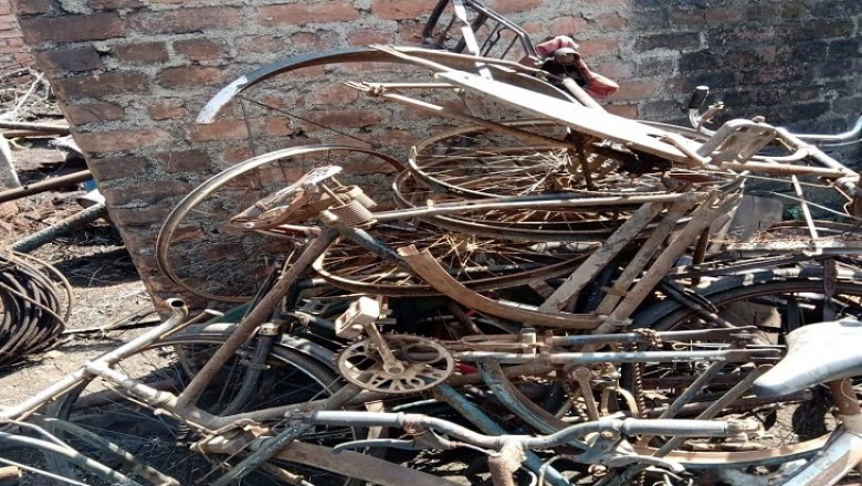 बंद फैक्ट्री में कट रही थीं चोरी की गाड़ियां:पुलिस ने पूछताछ की तो बताई झूठी कहानी.. एक आरोपी फरार