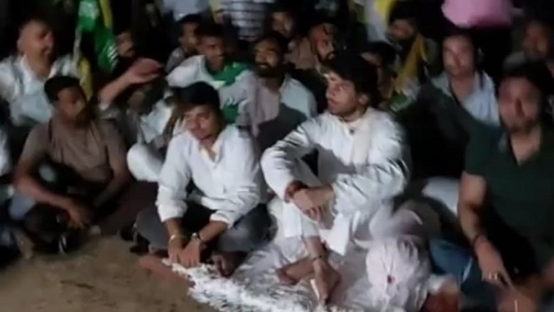 लालू परिवार में ड्रामा-:तेज प्रताप की जिद थी कि पिताजी आएं तो धरने से उठूंगा, लालू-राबड़ी पहुंचे तो उनके पैर धुलाए और मान गए